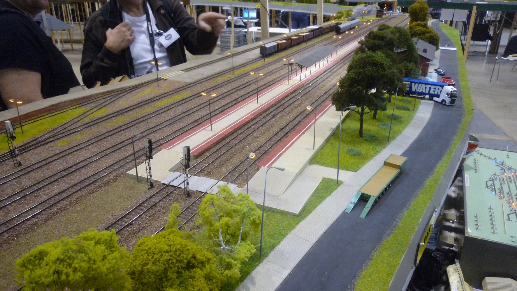 Hier sieht man den H0m Schattenbahnhof. Eine interessante Bauweise.